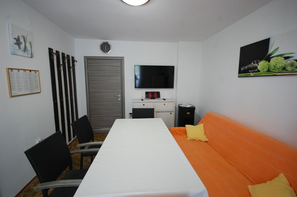 Apartments Jakobi By El-Pi Tours Njivice Dış mekan fotoğraf